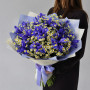Букет из синих ирисов и ромашек